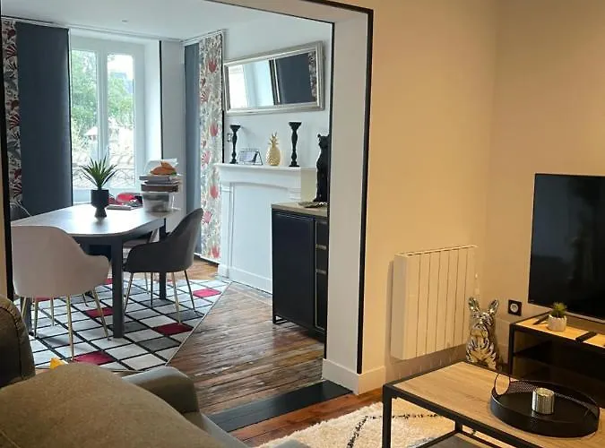 Le Trois Fleurs Apartment *