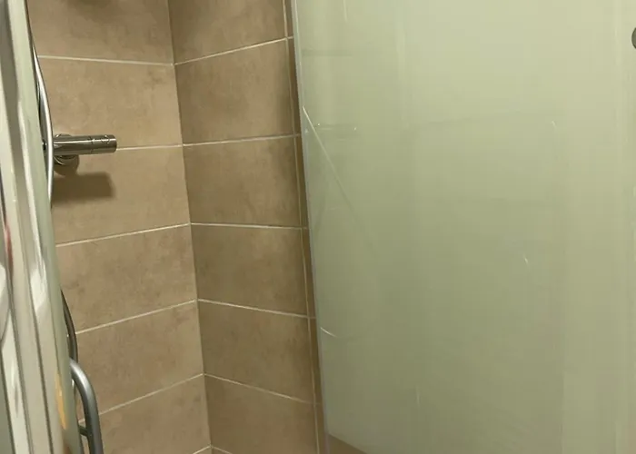 Le Trois Fleurs Apartment *