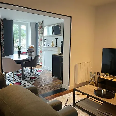 Le Trois Fleurs Apartment *