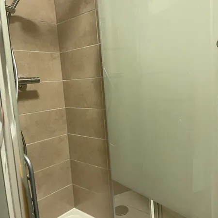 Le Trois Fleurs Apartment *